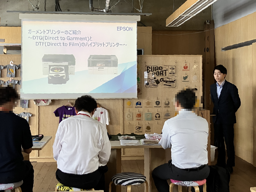 製品の特長を紹介する様子
