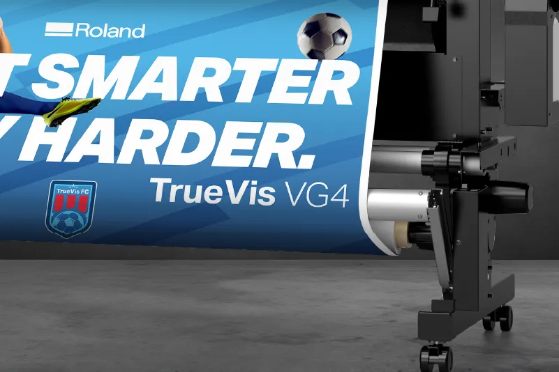 長時間出力に対応する巻き取り装置を標準装備