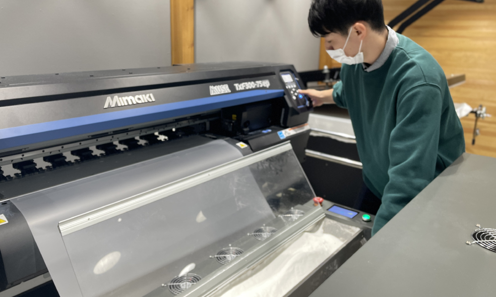 スタッフがお客様にデモを行っている様子