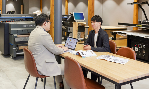 専門スタッフがお客様に機種をご案内している様子