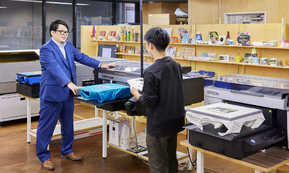 本社ショールーム1F 大型プリンター稼働の様子