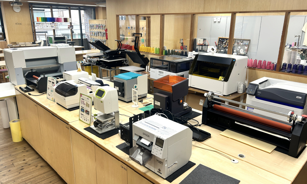 本社ショールーム2F グッズ制作機種の様子